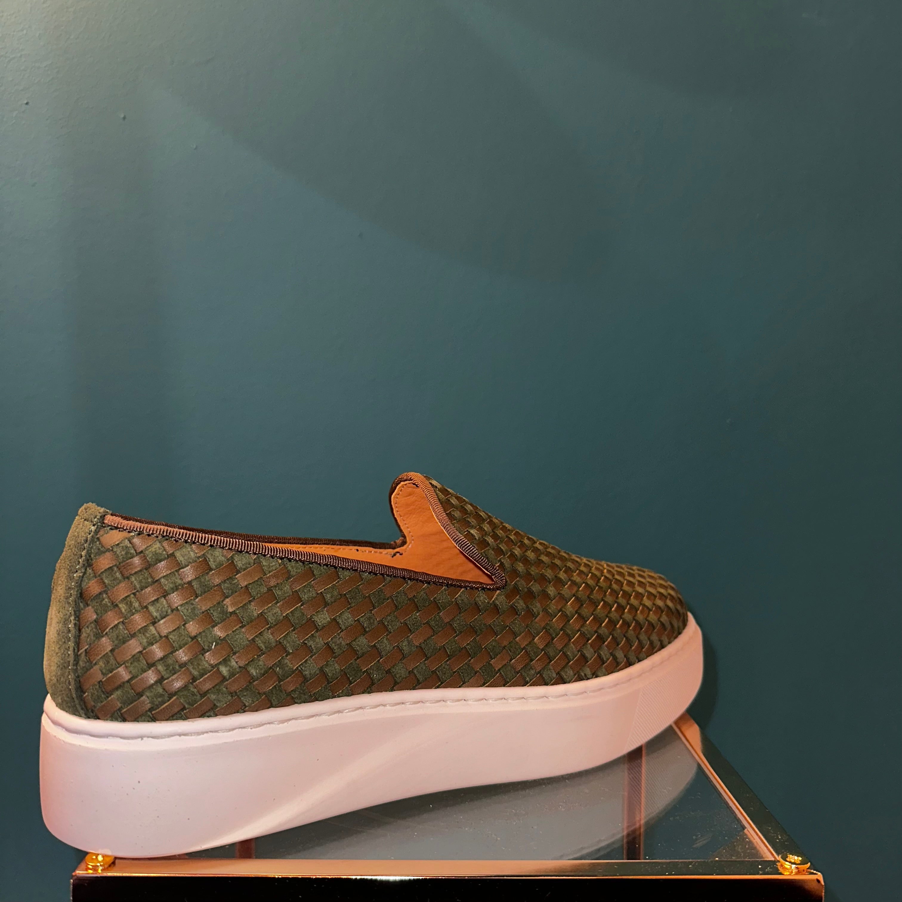 835 Sneackers sleep on